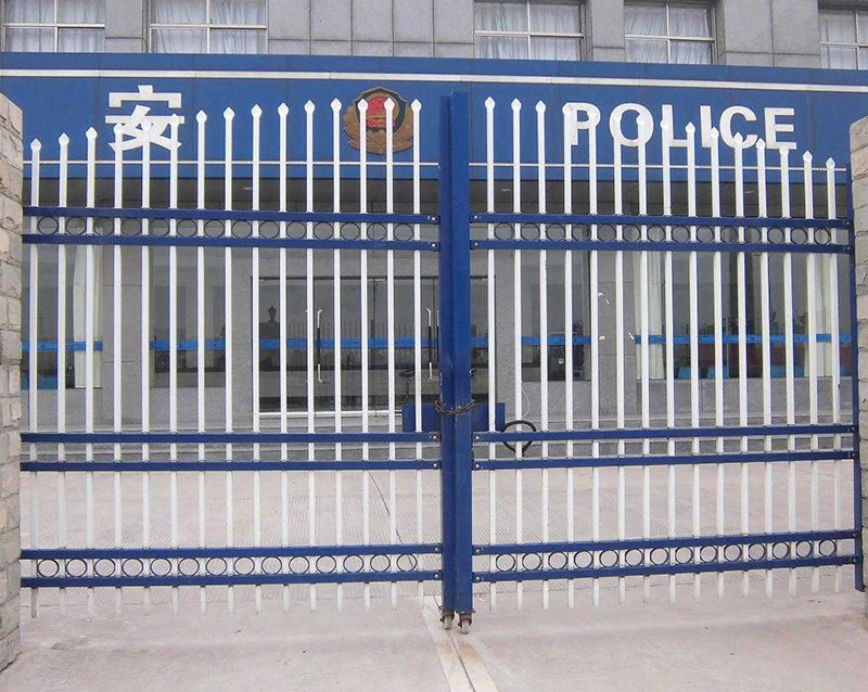 鐵制大門(mén)